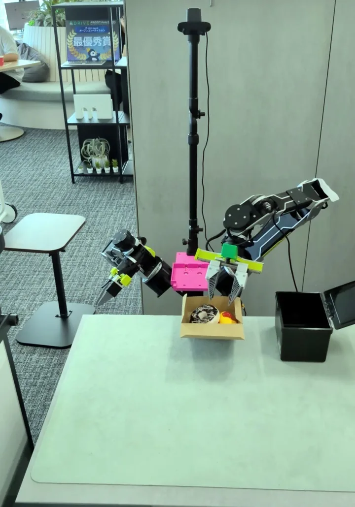 Dual-arm mobile AI robot: Grasp the object