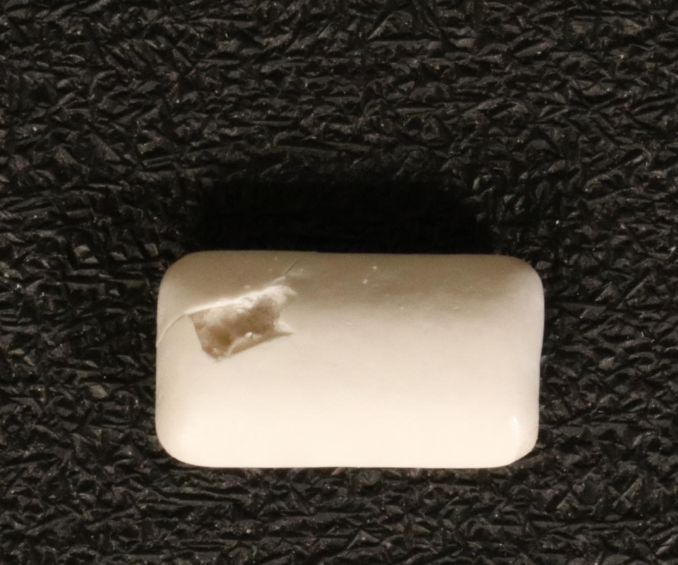 Food (chewing gum): Surface damage detected