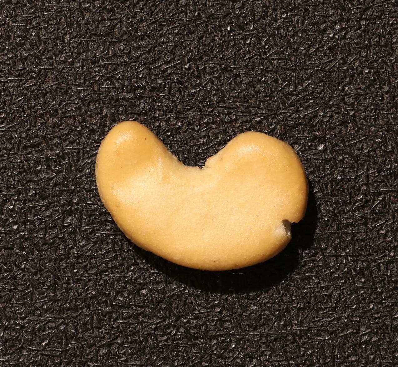 Food (cashew): Chip detected